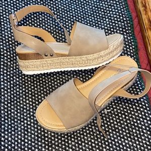 Soda flatform sandals